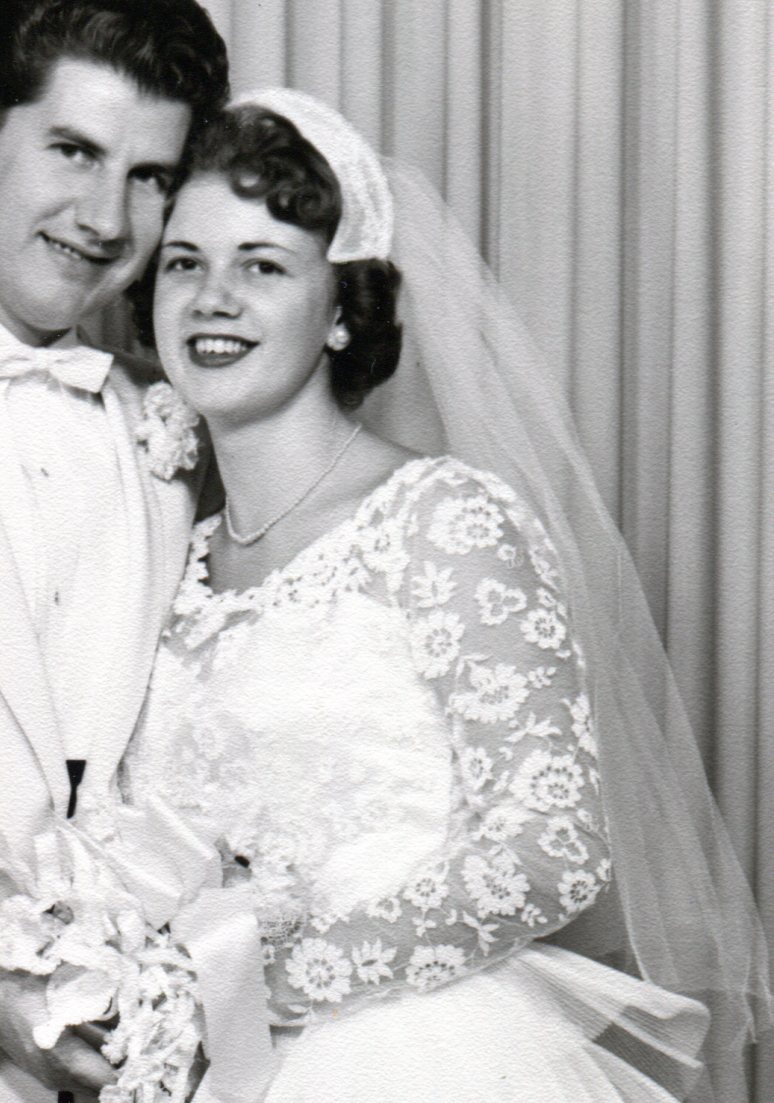 Bride wear small white cap with veil 