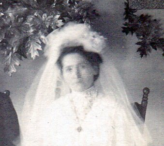 Bride's puffy gathered veil netting headpiece