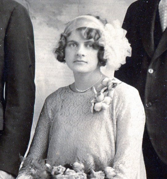 Head shot of bridesmaid showing her sheer headband with net puff on the side.